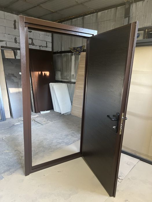 Металеві двері в гараж у хлів сарай будинок тамбурні двері в підʼїзд