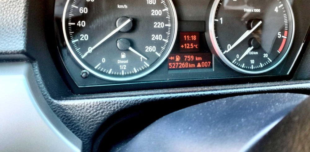 Бодрая BMW e90, два литра