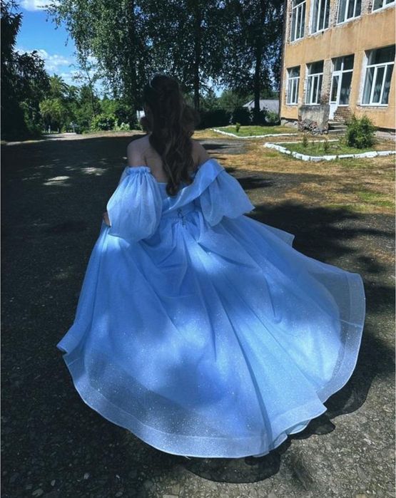 Випускна сукня для дівчини, голуба, зі шлейфом, ідеальний стан