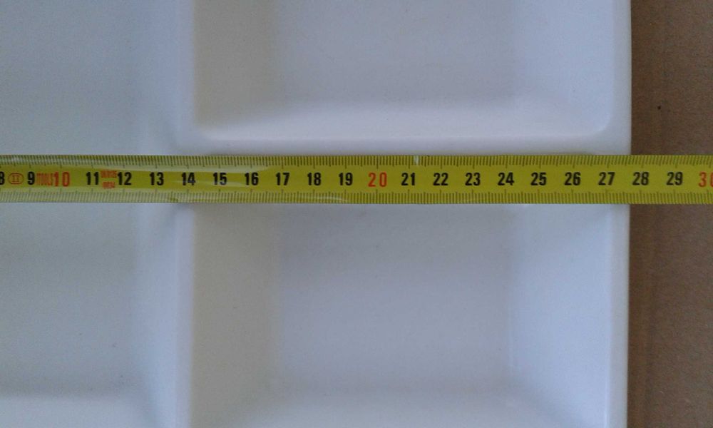 Tabuleiros em plástico branco