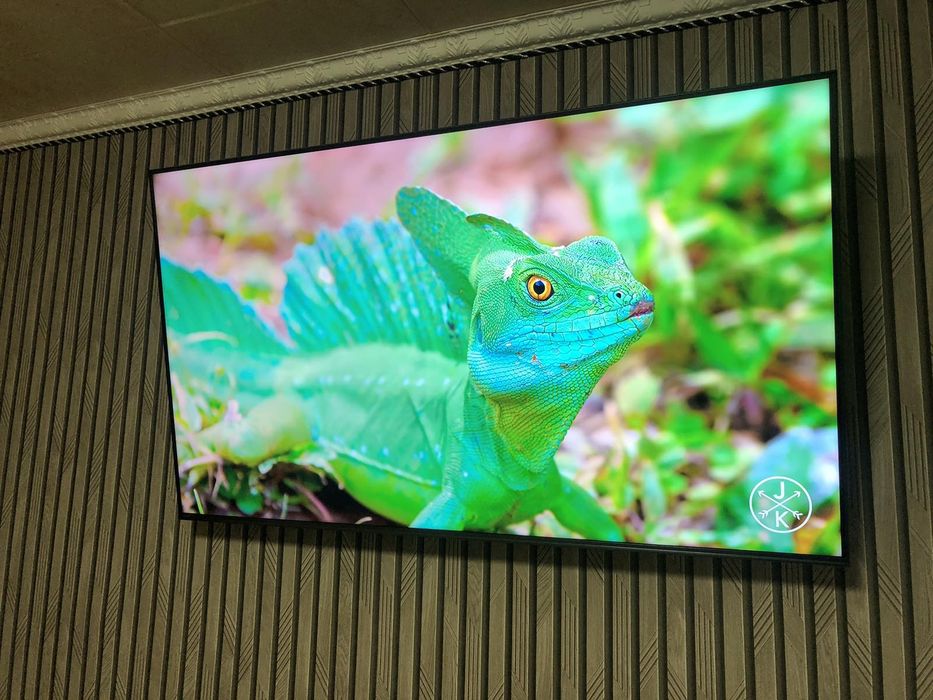 Hisense 55U6NQ з кріплення і Megogo.
