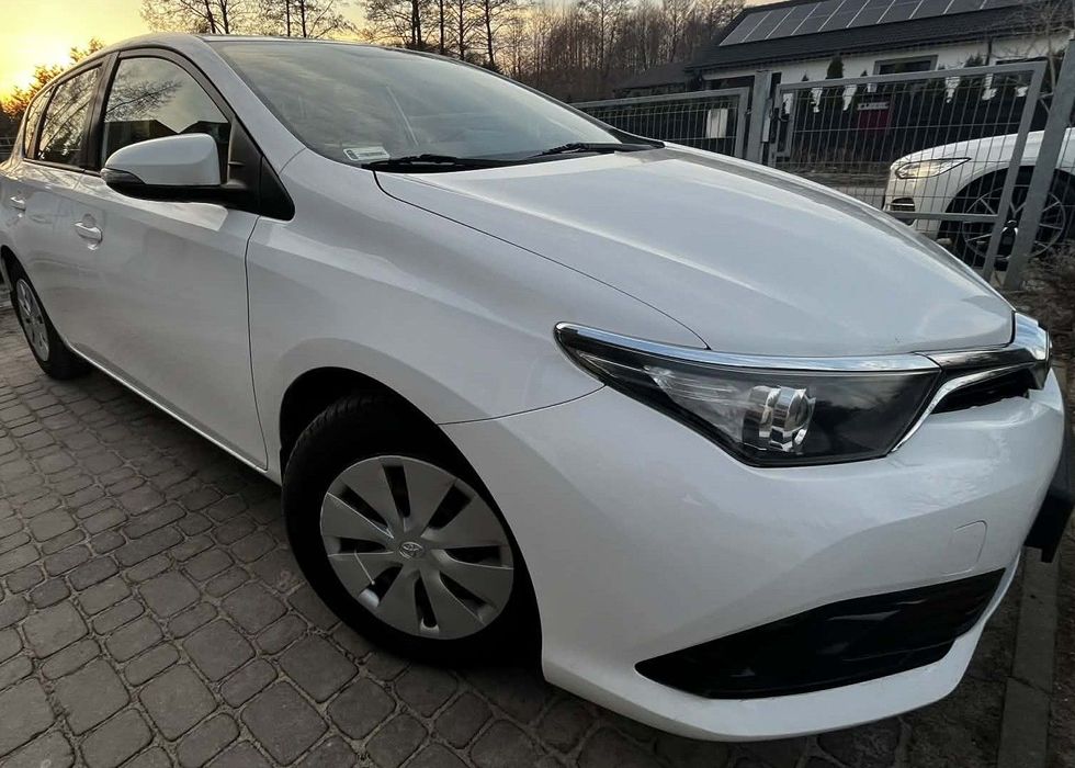 Toyota Auris Stan b.dobry, z Salonu PL, używane przez Kobietę, niewielki przebieg