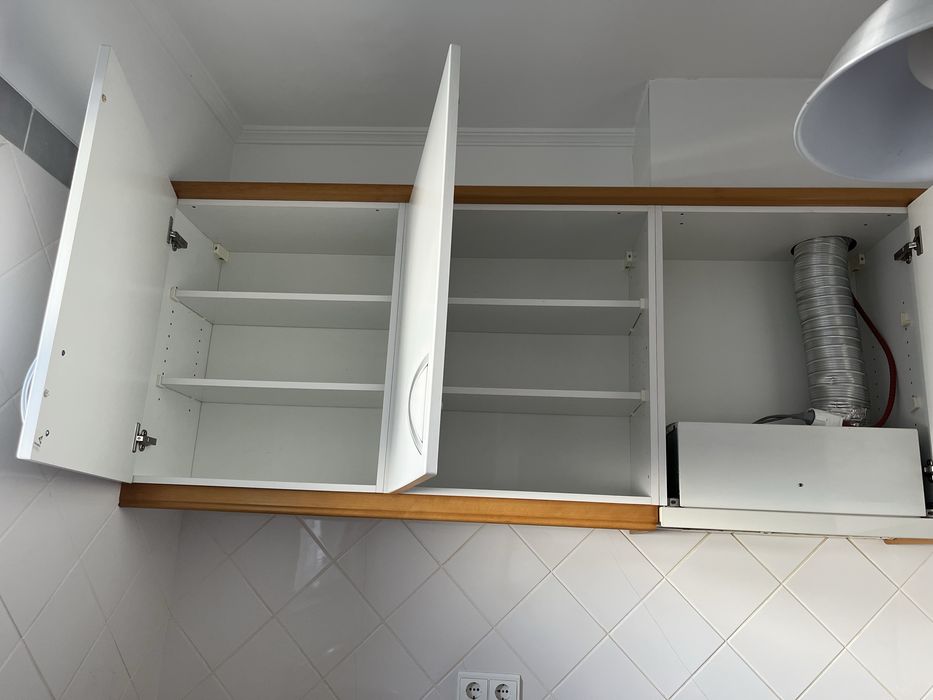 Moveis de cozinha, em L, com alguns eletrodomesticos