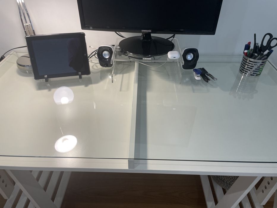 Secretaria Ikea com cavaletes