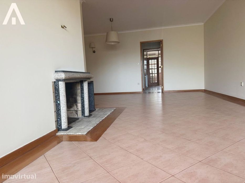 Apartamento T3 com garagem junto ao centro