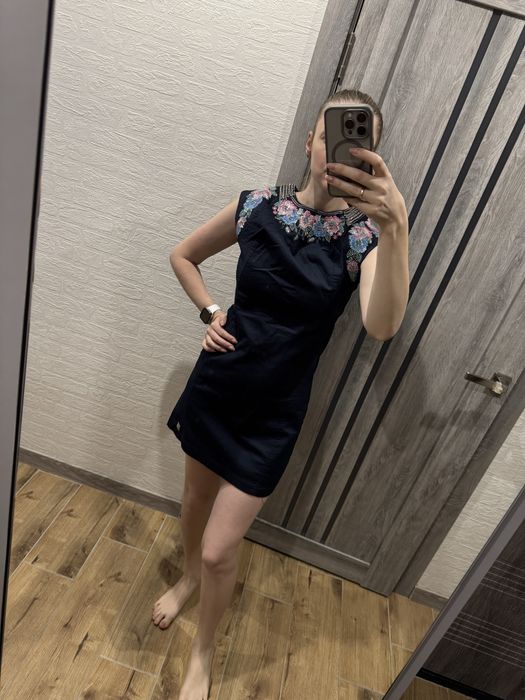 Плаття синє та червоне