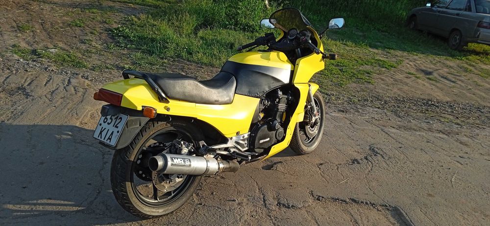 Kawasaki gpz900.       .