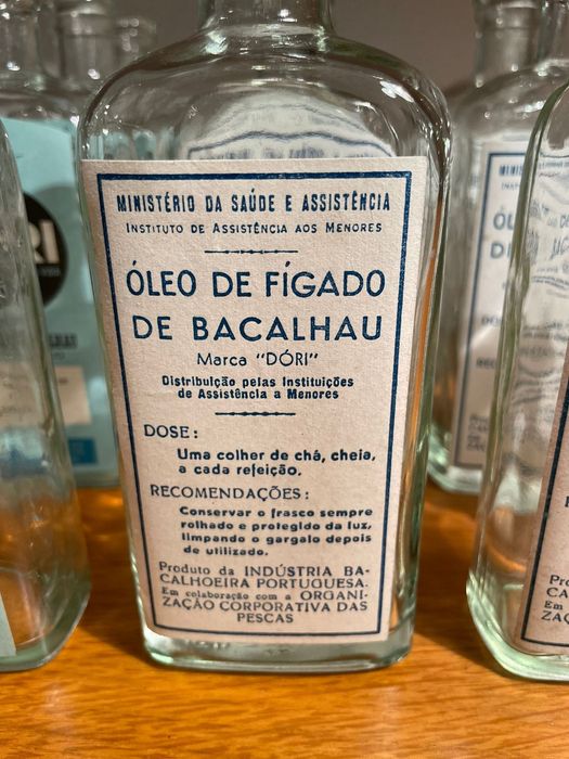 Garrafas antigas de óleo de figado de bacalhau