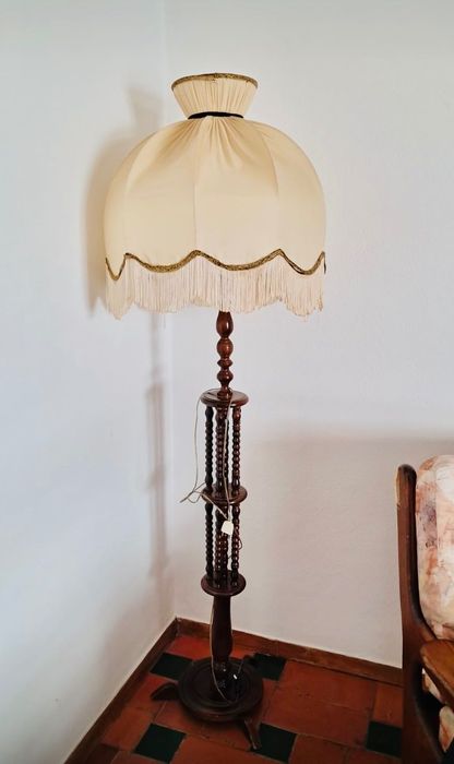 Candeeiro de sala em madeira torneada