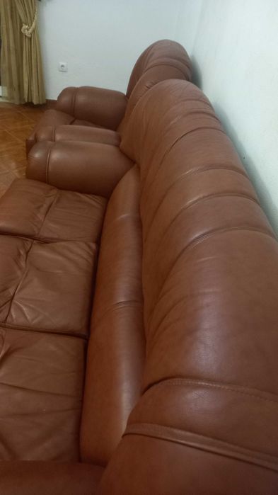 Conjunto sofá-cama e individual em couro. Em bom estado.
