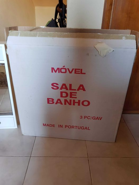 Armário Branco suspenso de WC, com 3 portas e gavetas. Com luz e NOVO