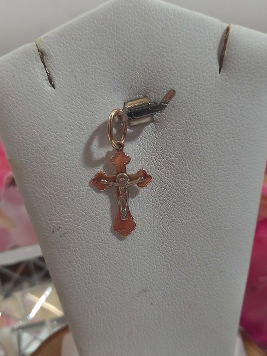 Złota zawieszka krzyżyk 0,47 G 585 P