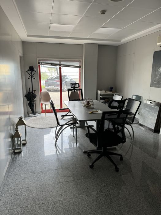 Grande armanzem com 2 cais com altura interior de 8/9 metros