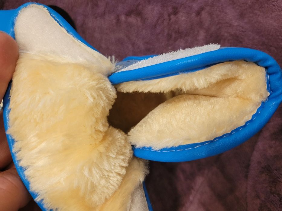 Продам зимові ботінки  на дівчинку нові. Устілка 14см