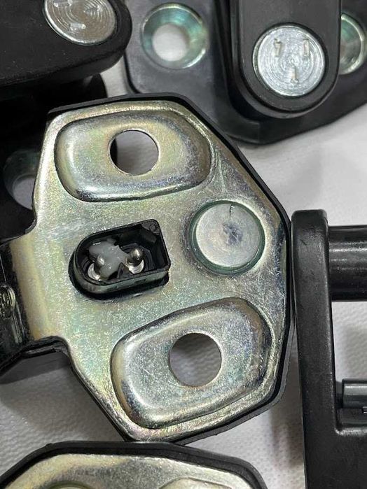 Кліновий фіксатор дверного замку (петля, скоба) до BMW Е36, та BMW Е34