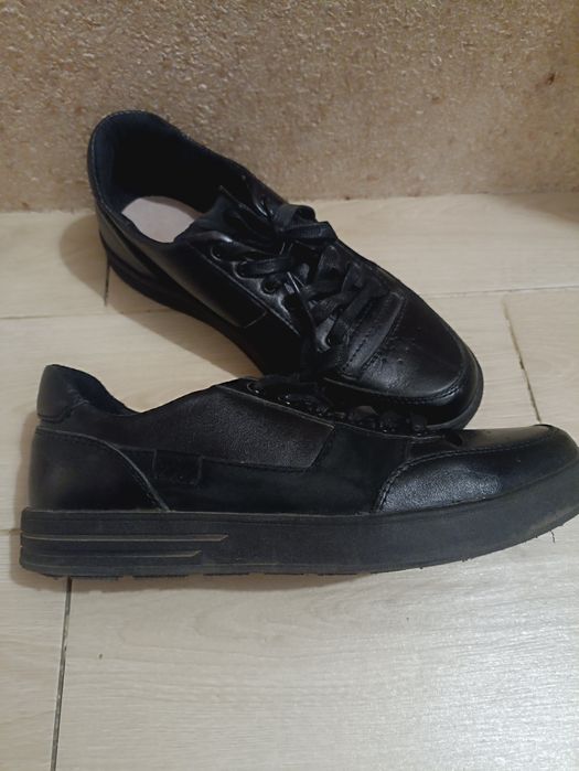 Чоловічі шкіряні кросівки