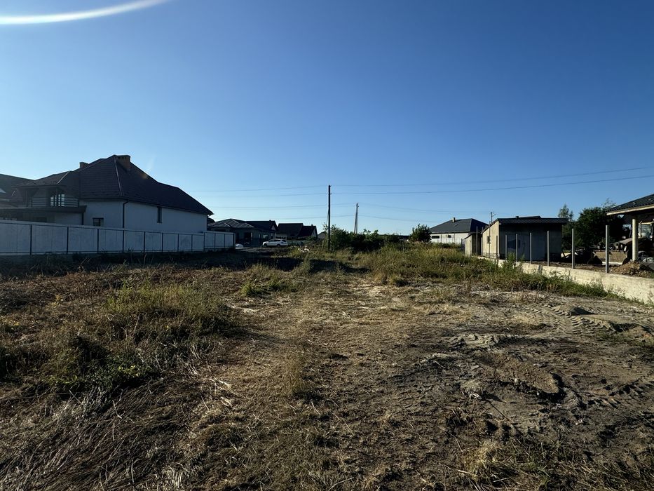 Продам земельну ділянку в Минаї загальною площею 15 соток неподалік футбольного поля.
