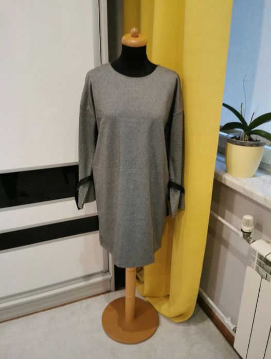 Sukienka - piękna, prosta i elegancka.
