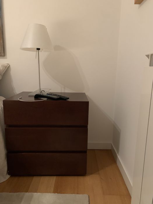 2 mesas de cabeceira e cómoda