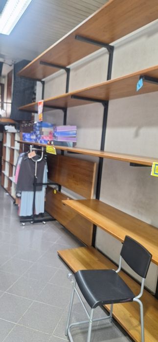 Prateleiras de arrumação e organização