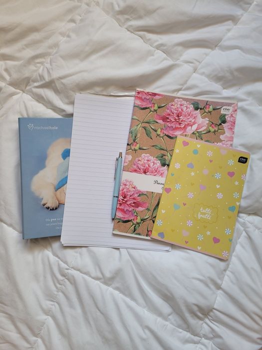 Oddam za darmo zestaw: zeszyty, kartki i segregator (klaser)
​Opis: