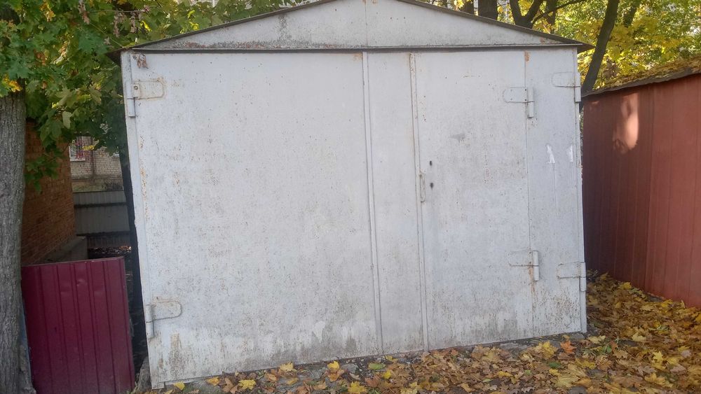 Металевий гараж для машини