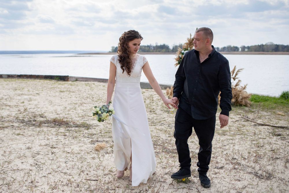 Біла сукня з піджаком