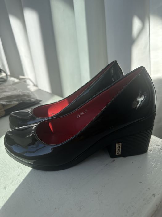 Туфлі жіночі лаковані в гарному стані