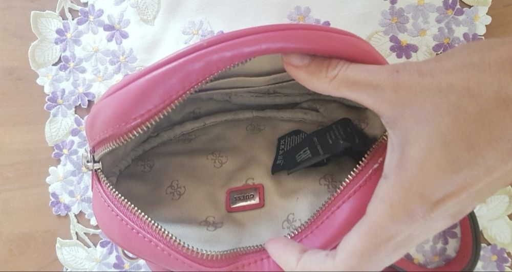 Torebka Guess crossbody pikowana malinowa  łancuszek passion mini
