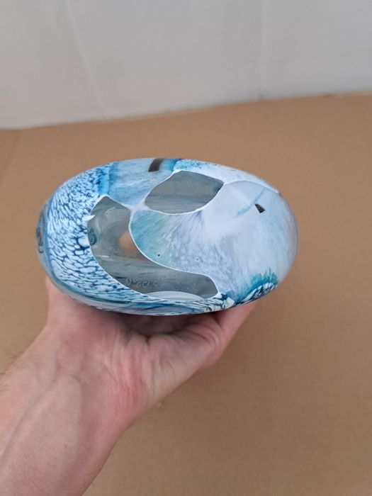 Vaso de vidro artístico Gozo artesanal com redemoinhos azuis e brancos