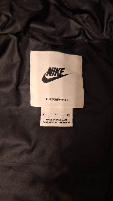 Куртка жіноча Оригінал Nike FB7672 010, розмір  S.