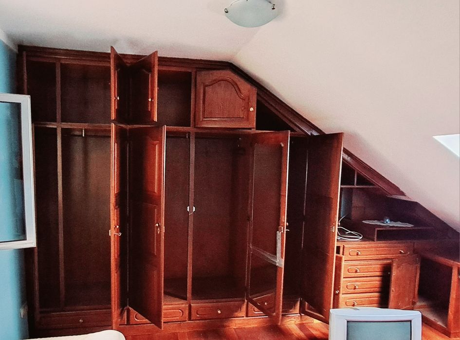 Móveis madeira MUITO BOA - Moveis de SÓTÃO esconsos/inclinados