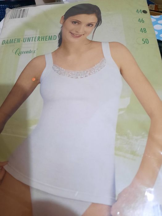 Bialy ładny podkoszulek z koronką na przodzie