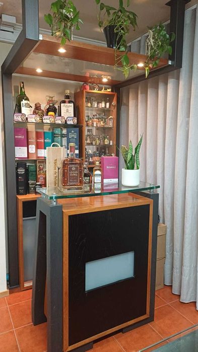Bar em cerejeira e vidro