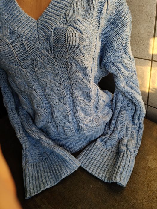 Niebieski sweter oversize warkoczowy, szerokie rękawy, rozmiar M