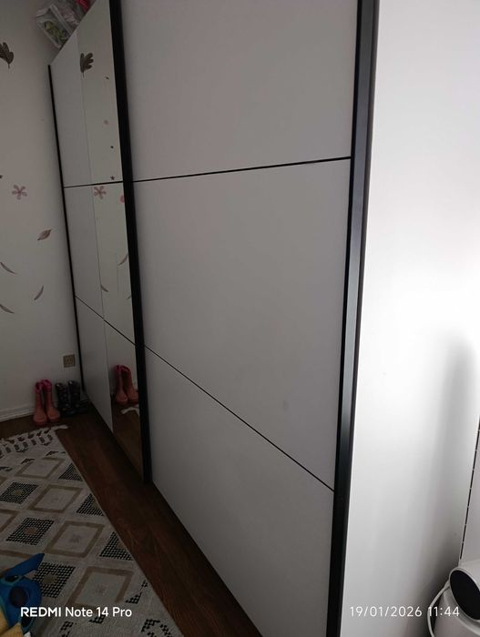 Roupeiro grande portas deslizantes