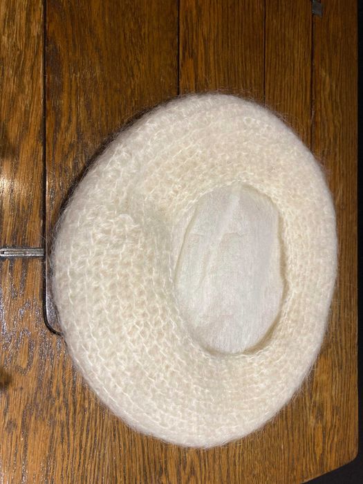 Beret /czapka/ kremowy, wykonany ręcznie, z wszytą flizeliną