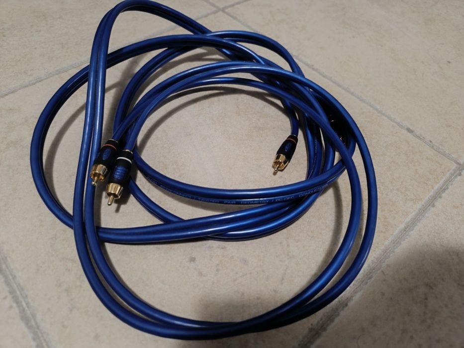 Cabos XLR ; RCA ; MIDI ; jack