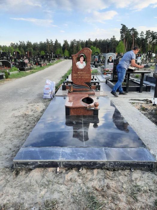 Памʼятники з червоного граніту