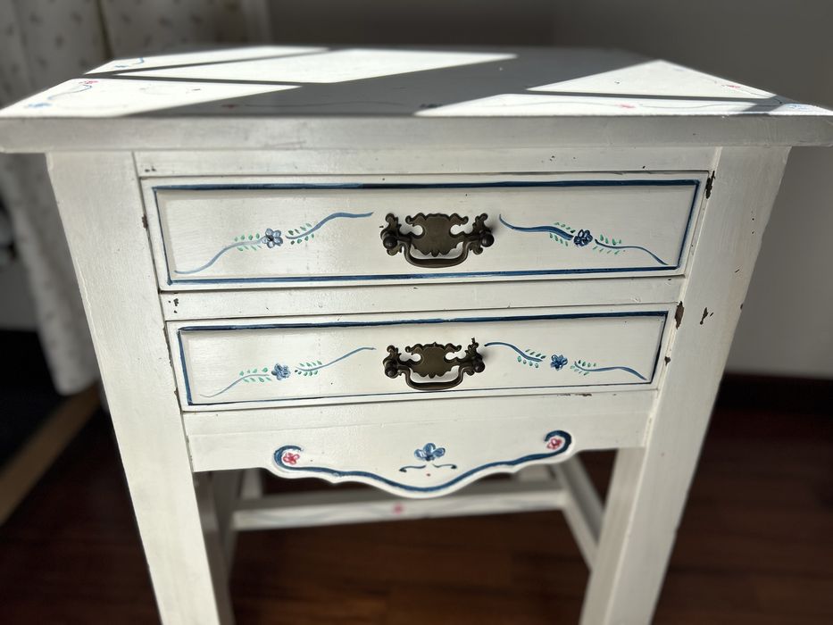Comoda + mesa de cabeceira