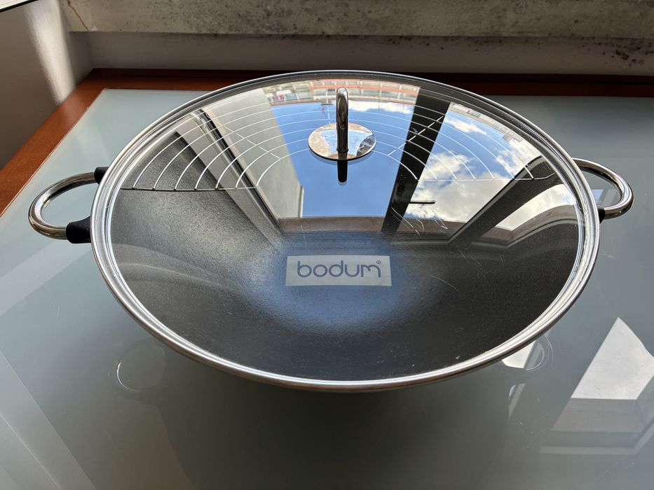 Bodum Wok em Ferro Fundido para Indução com Grelha para Cozinhar a Vapor