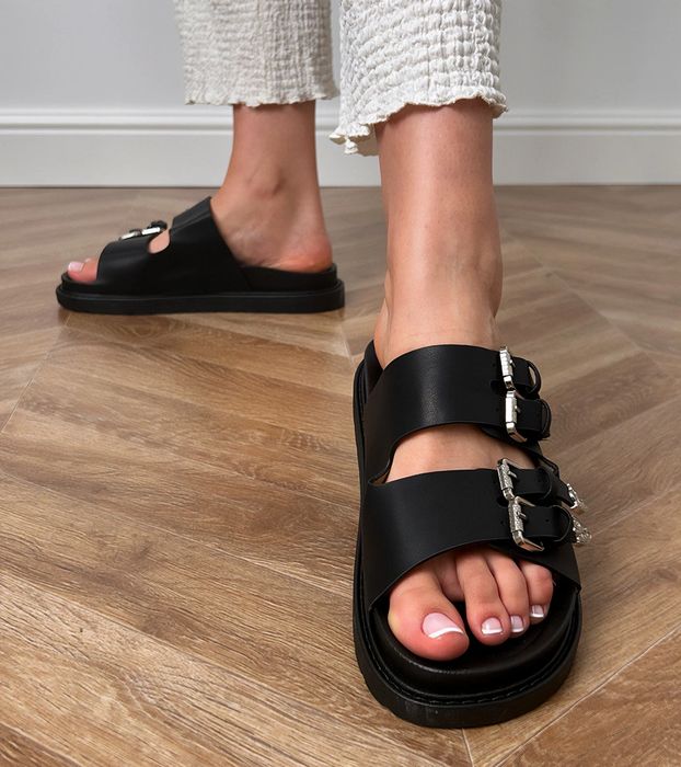 Czarne damskie klapki z ozdobnymi klamrami Fetta