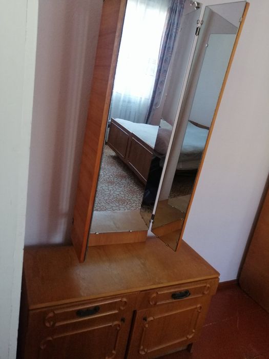 Продам спальний гарнітур,ліжко,шафа триверха,дві тумбочки,трюмо