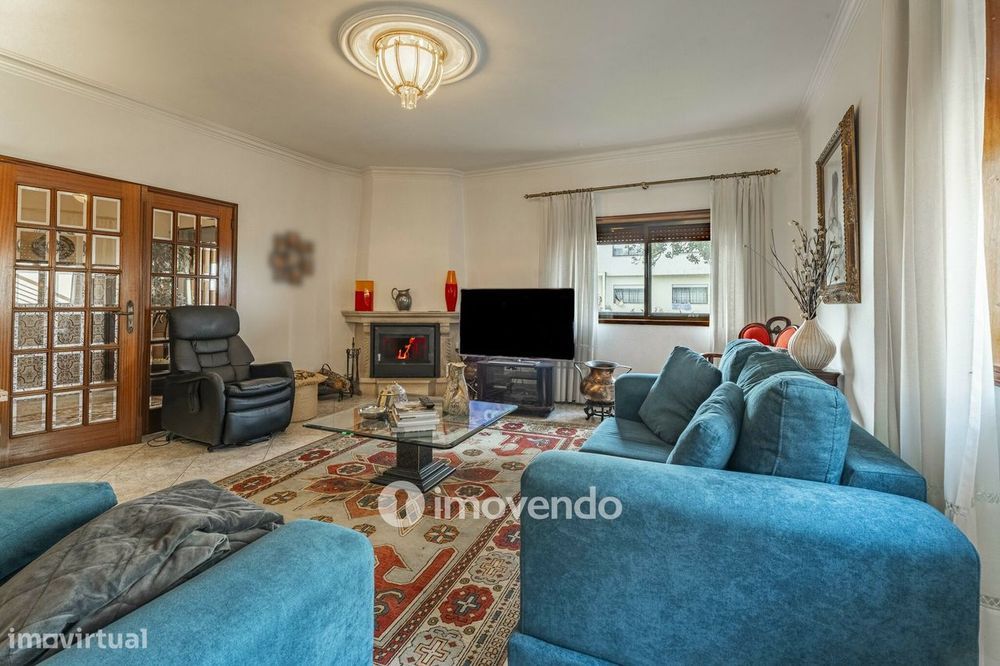 Moradia T4 com áreas amplas, garagem e jardim, na Maia