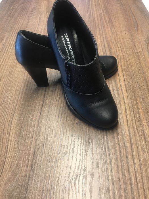 Sapatos em pele pretos tamalho 36