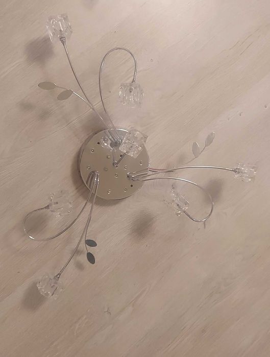 Люстра с галогеновыми лампами и цветной подсветкой