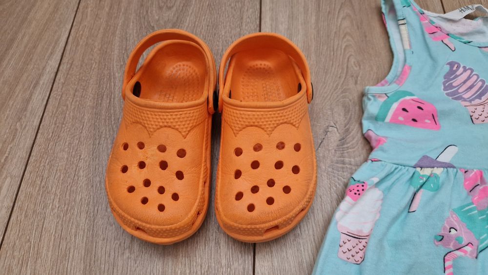 Sukienka i klapki crocsy 25. Zestaw dla 2 latki