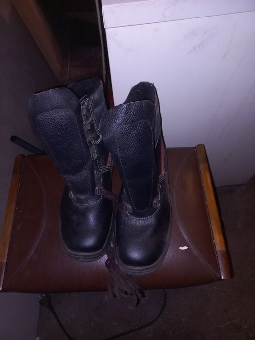 Buty robocze z noskami.