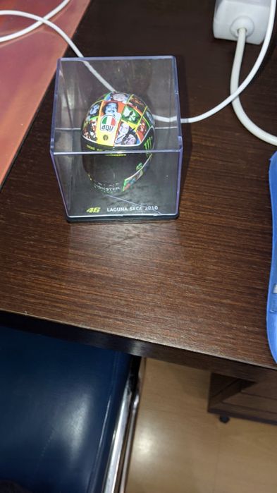 Mini figura decorativa de capacete de moto.