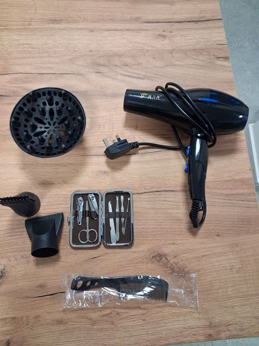 Suszarka do włosów z akcesoriami